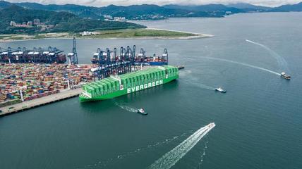 深圳大鵬海關(guān)創(chuàng)新服務(wù)模式，助力鹽田港擴(kuò)展全球新航線與電子商務(wù)發(fā)展